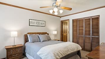 Tabla de planchar con plancha, wifi gratis, ropa de cama