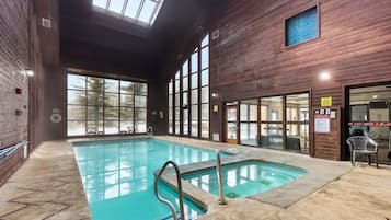 Innendørsbasseng og et oppvarmet basseng