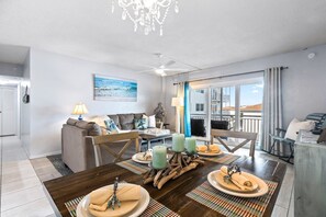 Apartamento (2 Bedrooms) | Área de estar | TV, mesa de pingue-pongue