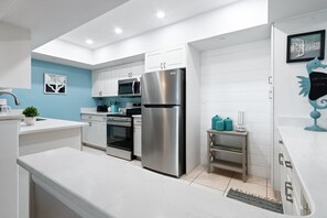 Apartamento (2 Bedrooms) | Cozinha privada | Geladeira, micro-ondas, fogão, cooktop