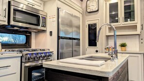 Microondas, horno, placa de cocina, servilletas de papel