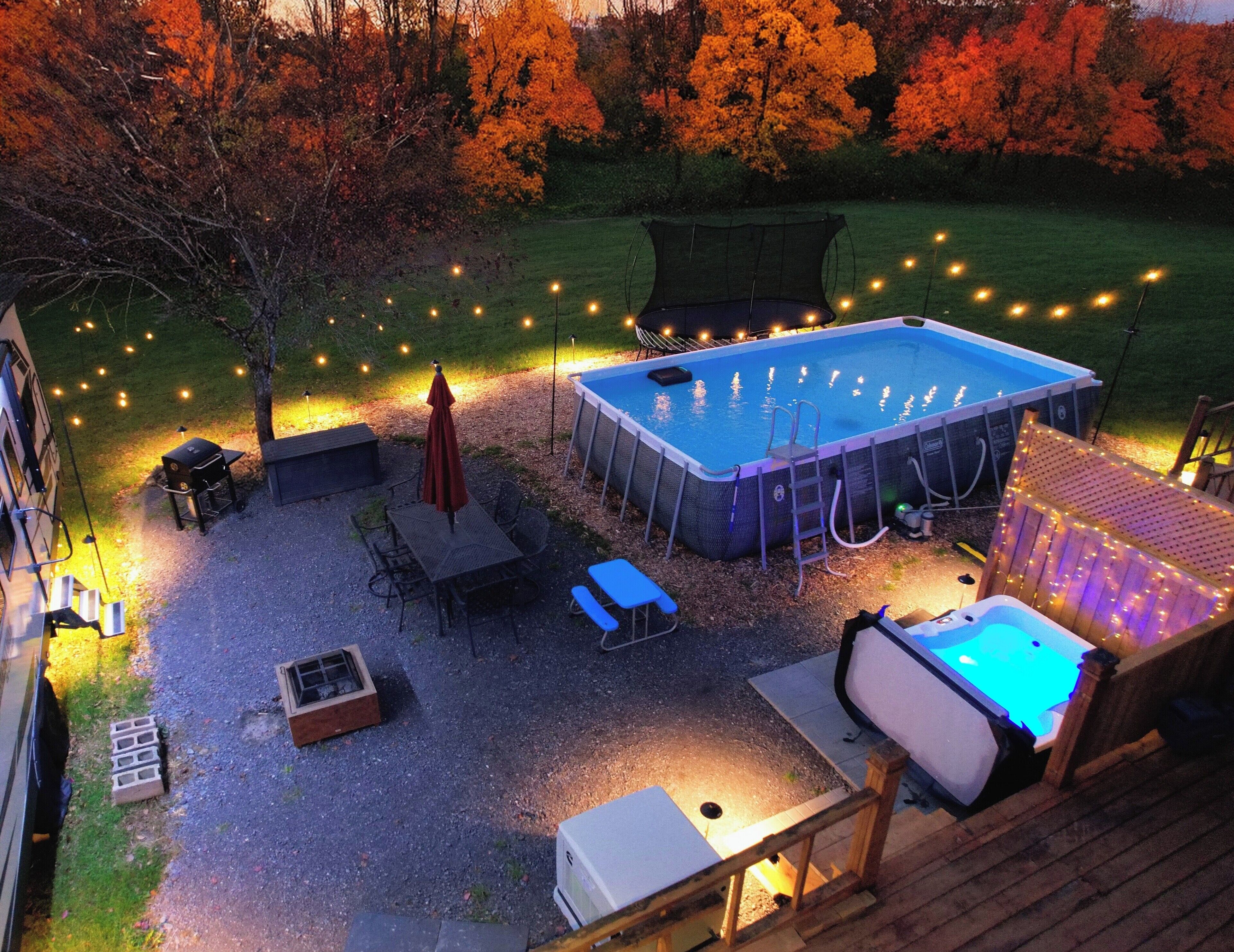 Una piscina al aire libre