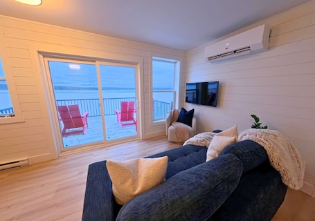 Smart TV. Saltwater Steeple- Bell Tower Suite
