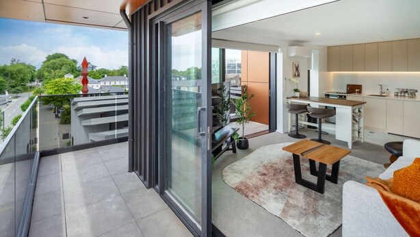 A modern apartment with a balcony, a dining area, and a kitchen. - Manchester Square Urban Stay – Easy To Everything (Christchurch)