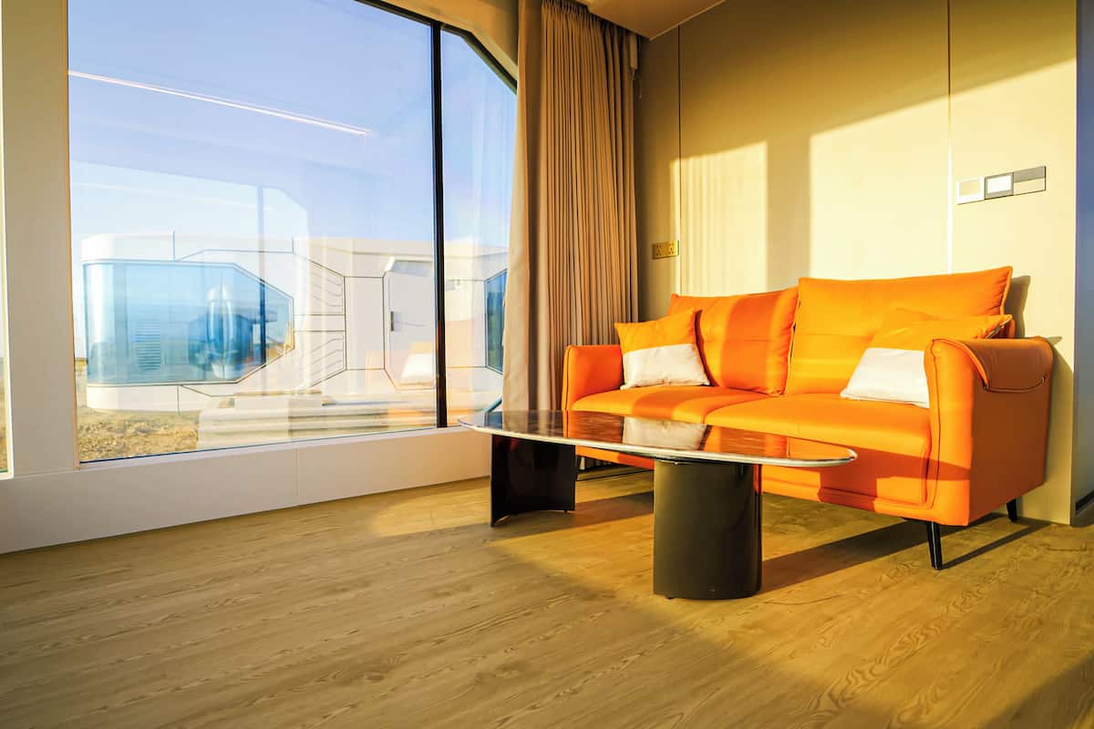 Suite Deluxe, 1 cama King size, balcón, vista al resort | Área de sala de estar | Piso con calefacción 