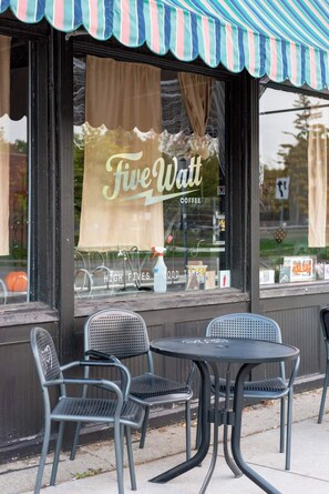 Outdoor dining - Cozy Condo in Vibrant Location! (Minneapolis)