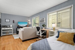 Iron/ironing board, Internet, bed sheets - Cozy Condo in Vibrant Location! (Minneapolis)