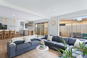 TV - Newly Renovated Home in Heart of Cowes (Cowes)
