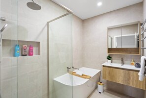 Een douche, een haardroger, handdoeken