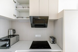 Frigorifero, microonde, forno, piano cottura