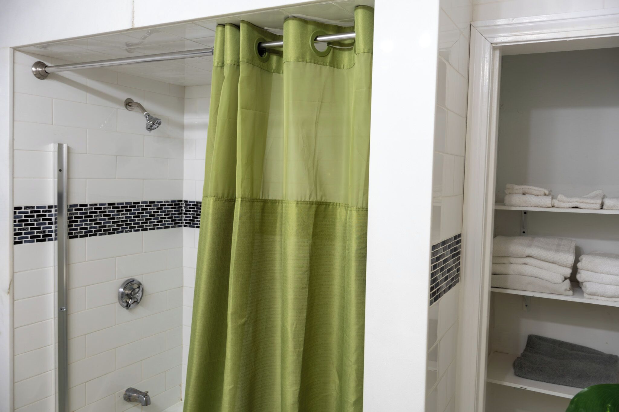 Hair dryer, towels, shampoo, toilet paper