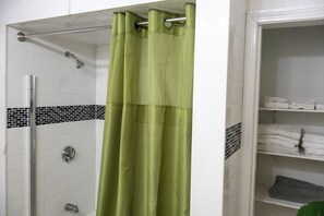 Secadora de cabello, toallas, shampoo, papel de baño 