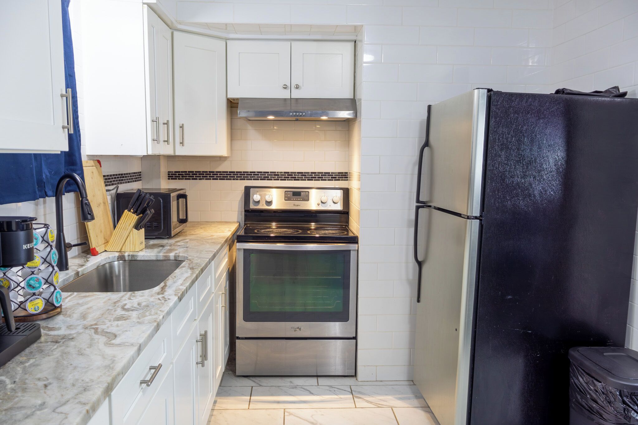 Microondas, horno, parrilla de estufa y toallas de papel 