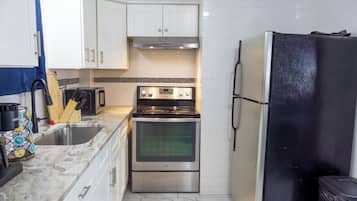 Microondas, horno, parrilla de estufa y toallas de papel