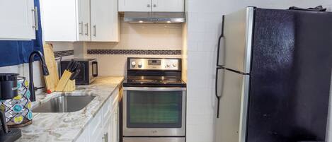 Mikrowelle, Ofen, Herdplatte, Küchenrolle