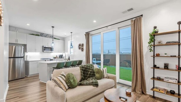 Eine moderne Wohnung mit Küche, Wohnzimmer und einem Balkon mit Blick.