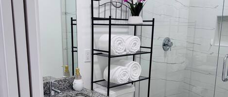 SĂšche-cheveux, serviettes fournies, savon, papier toilette