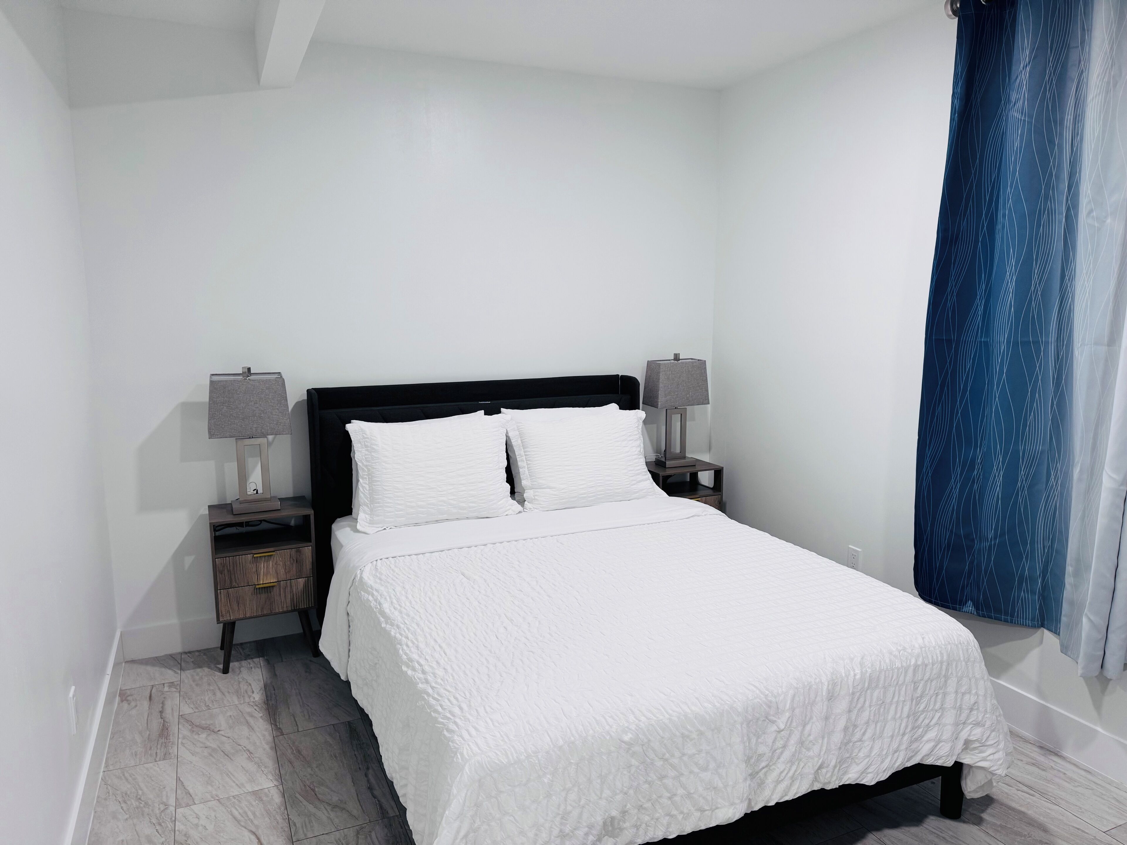 Een strijkplank/strijkijzer, wifi, beddengoed