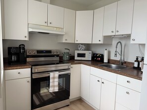 Kaffetrakter/tekoker, kjøleskap, mikrobølgeovn og ovn