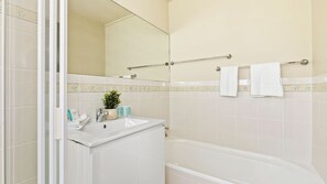 Shower, hair dryer - Cottage on Boambee - Charming 3-bed cottage (Boambee)