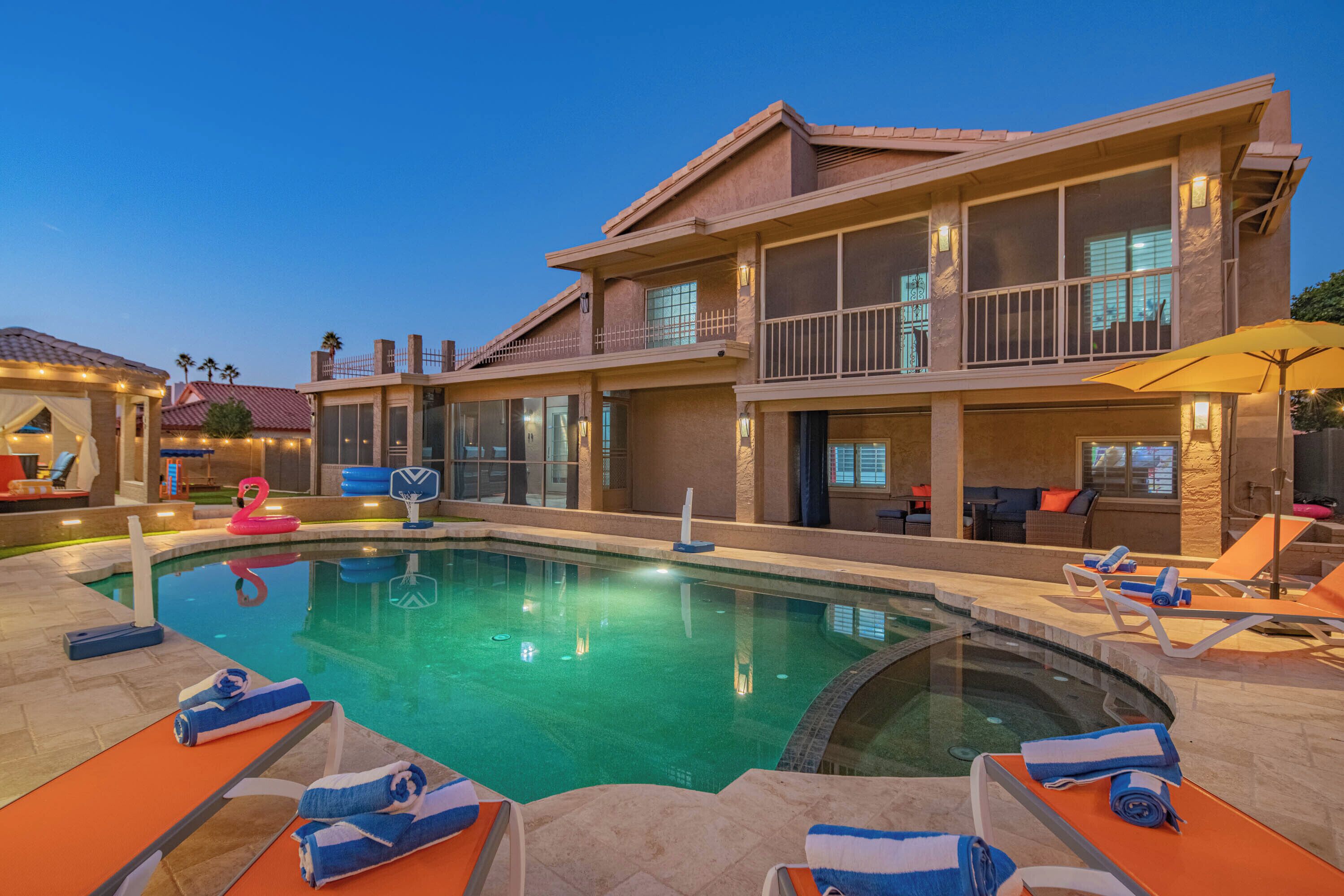 Utendørsbasseng og et oppvarmet basseng