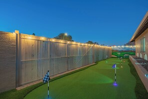Property grounds - Luxe Haven! Heated Pool, Spa, Sauna, Golf, Theatre, Gym & Games! (Glendale)