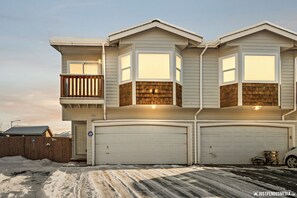 Exterior - Phenomenal 3-bedroom condo in pleasant Anchorage neighborhood (Anchorage)