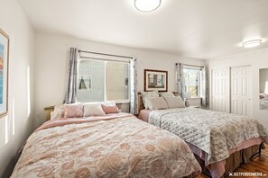 Iron/ironing board, free WiFi, bed sheets - Phenomenal 3-bedroom condo in pleasant Anchorage neighborhood (Anchorage)