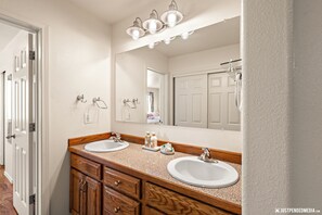 Shower, hair dryer, towels, soap - Phenomenal 3-bedroom condo in pleasant Anchorage neighborhood (Anchorage)