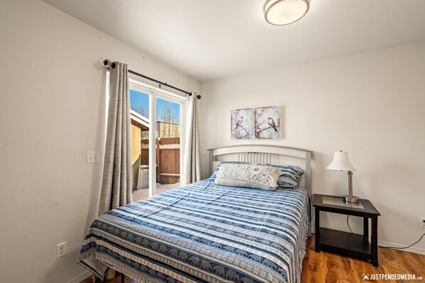 Iron/ironing board, free WiFi, bed sheets - Phenomenal 3-bedroom condo in pleasant Anchorage neighborhood (Anchorage)