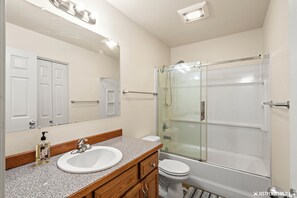 Shower, hair dryer, towels, soap - Phenomenal 3-bedroom condo in pleasant Anchorage neighborhood (Anchorage)