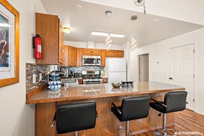 Private kitchen - Phenomenal 3-bedroom condo in pleasant Anchorage neighborhood (Anchorage)