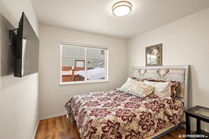 Iron/ironing board, free WiFi, bed sheets - Phenomenal 3-bedroom condo in pleasant Anchorage neighborhood (Anchorage)