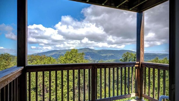 Eine Holterrasse mit Blick auf eine gebirgige Landschaft.