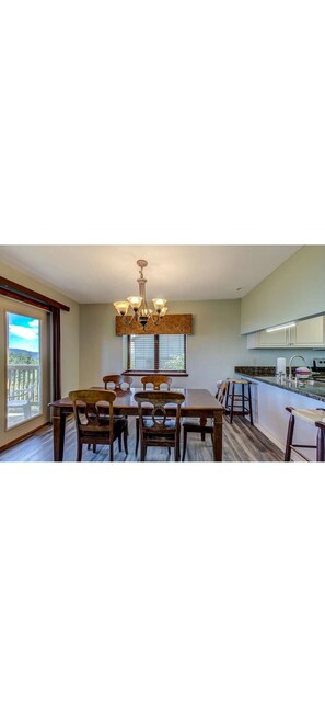 Dining - Cozy 2-bedroom condo in marvelous Sugar Mountain with beautiful views. (Sugar Mountain)