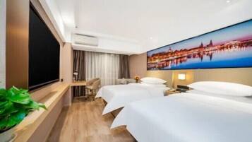 Escritorio, tabla de planchar con plancha y wifi gratis