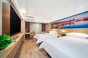 Escritorio, tabla de planchar con plancha y wifi gratis 