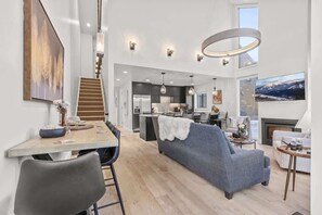 Ein modernes Interieur mit Essbereich, Sofa und Küche.