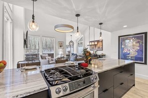 Fridge, microwave, oven, stovetop - Abode at Wintergreen, hot tub, pool & gym, ping pong, near golf (Park City)