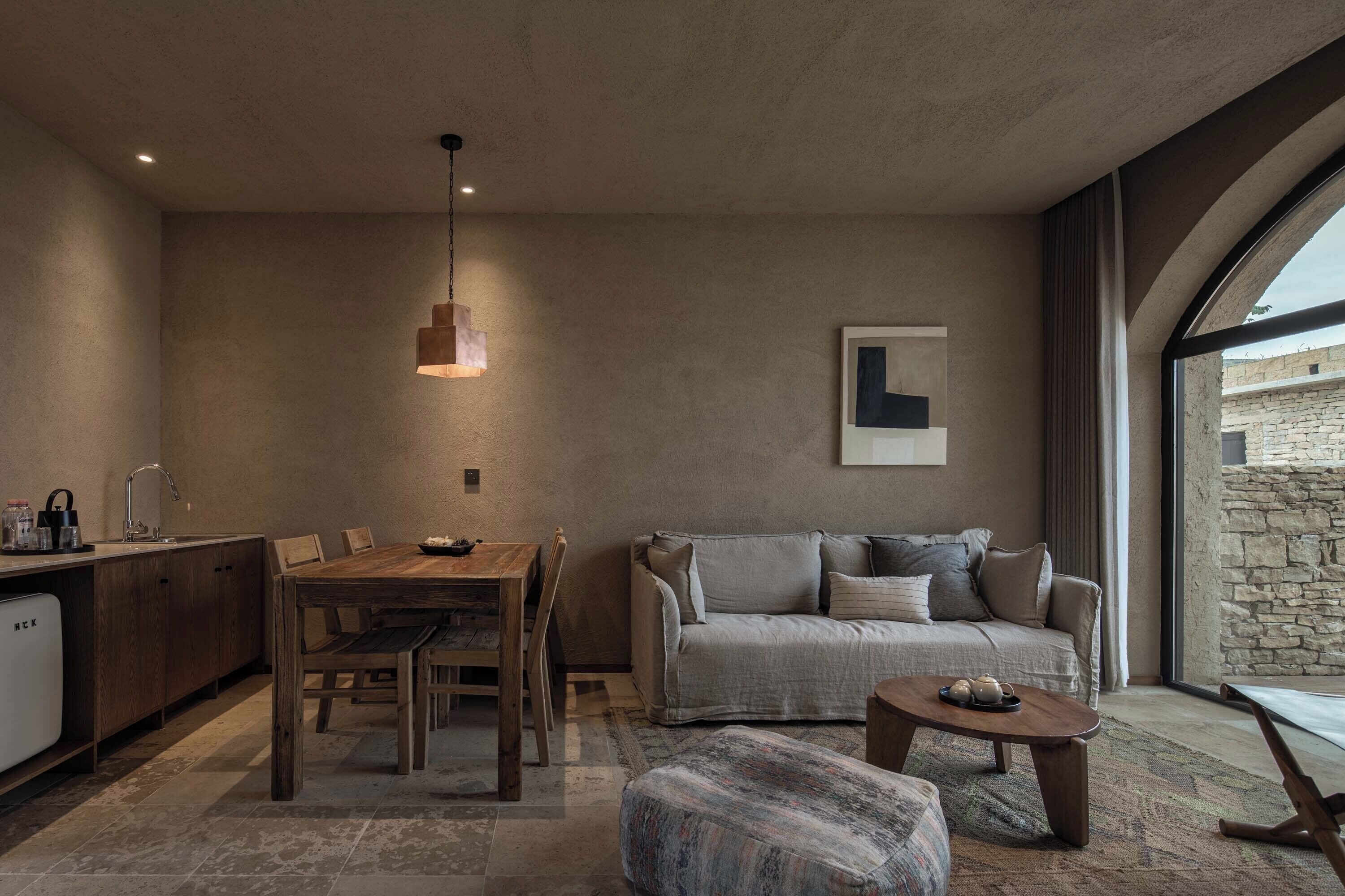 Una cocina moderna con una mesa de comedor y sillas, un sofá y una mesa baja.