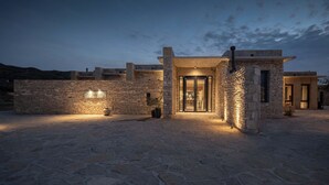 Un edificio in pietra con un'ampia entrata e un portico coperto.