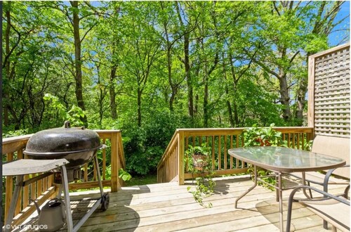 Beautiful 3-bedroom townhome in peaceful Bolingbrook with AC