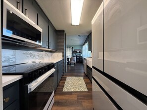 Refrigerador, microondas, horno y parrilla de estufa 