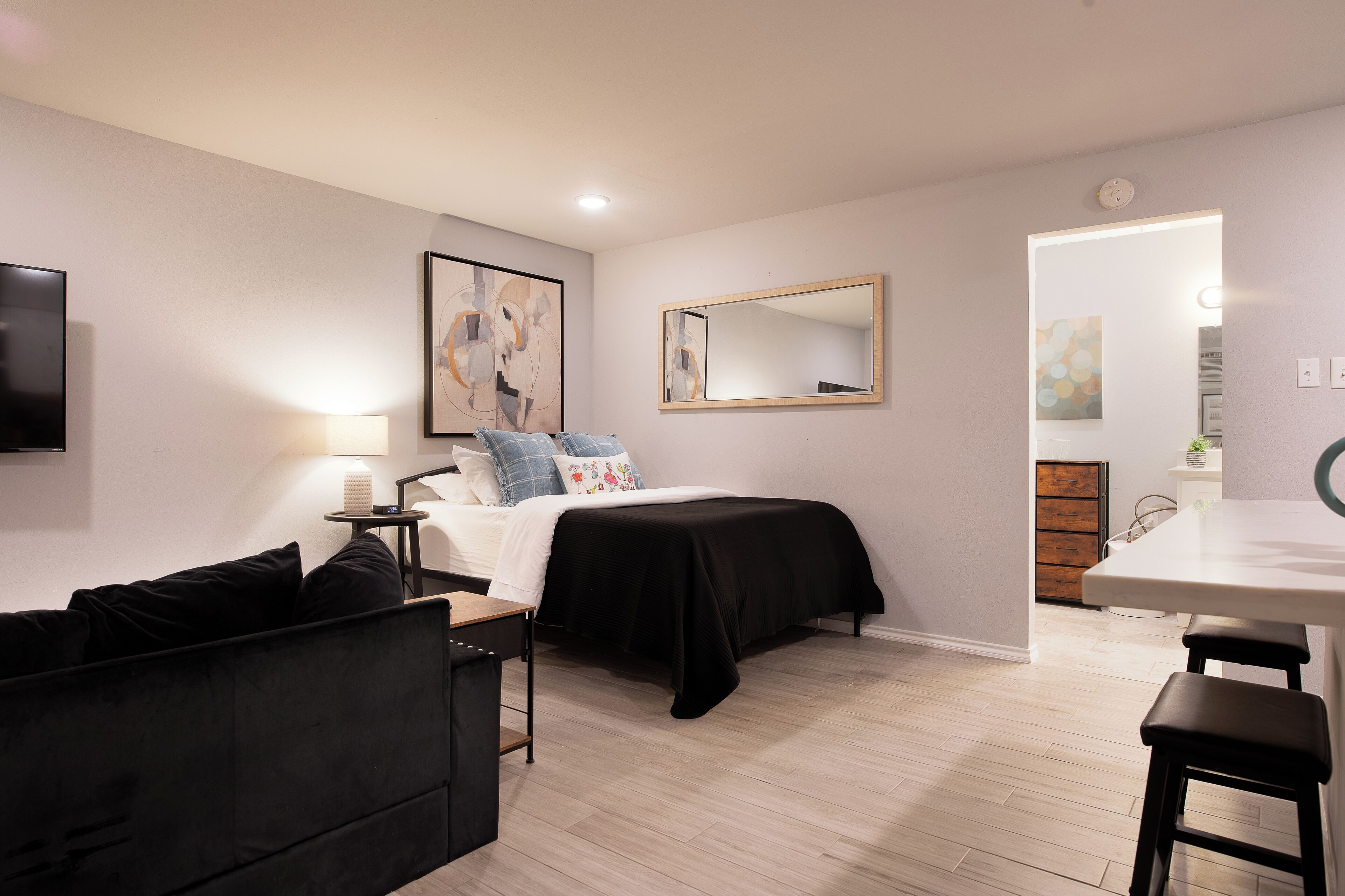 办公桌、熨斗/熨衣板、旅行婴儿床、免费 WiFi