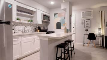 Réfrigérateur, micro-ondes, four, plaque de cuisson