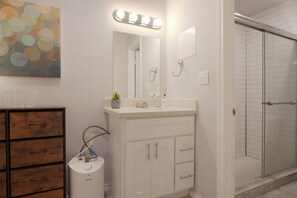 Eco-friendly toiletries, hair dryer, towels, soap - Montrose Dazzle Studio, Near Med Center (Houston)