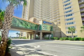 Ein modernes Hotel mit auffälligem Glaseingang und einem Schild für Wyndham Vacation Inn & Suites.