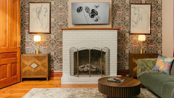 Una televisión, una chimenea, libros