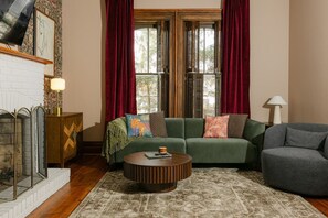 电视、壁炉、书