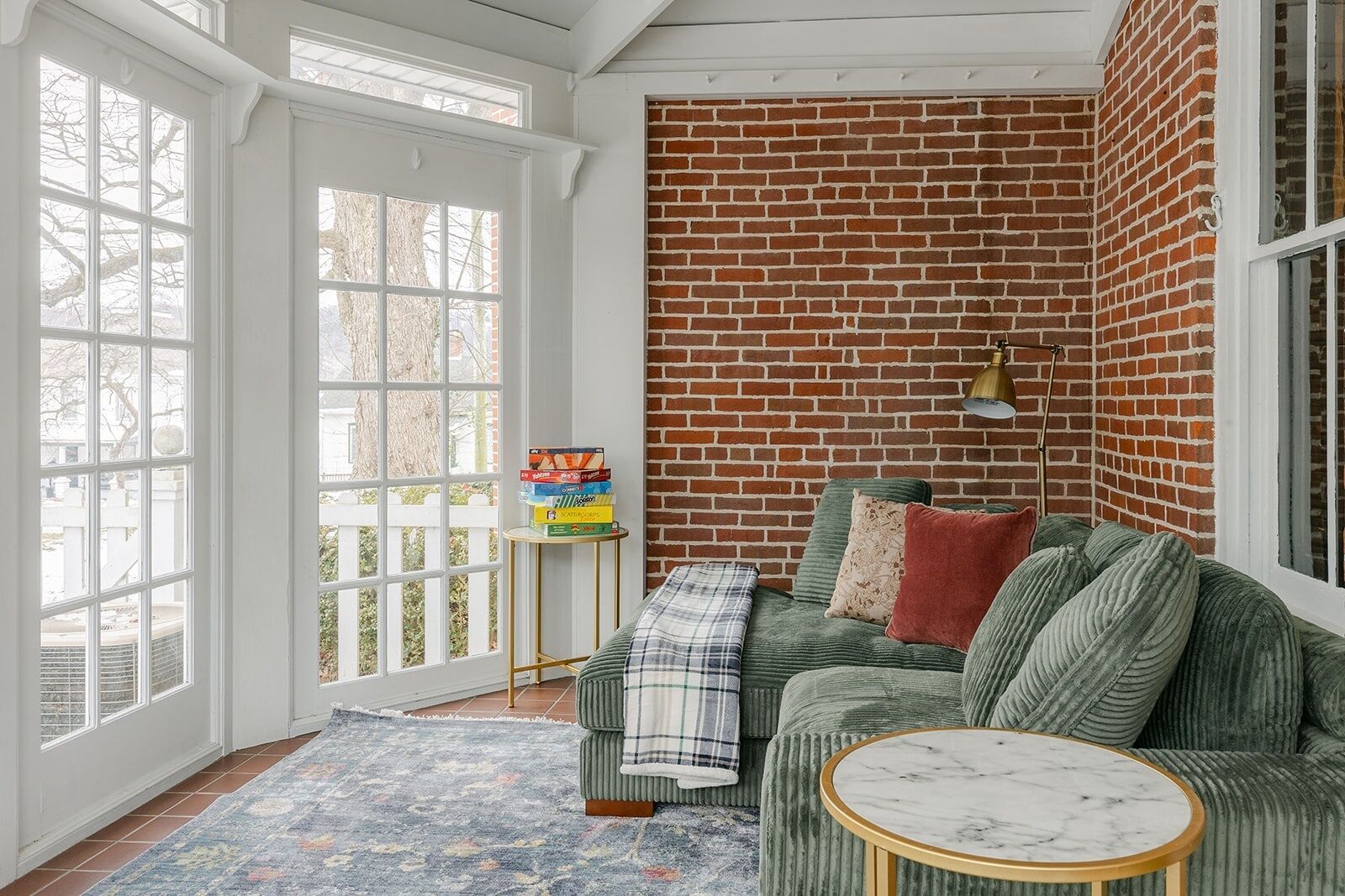 Televisión, chimenea y libros 